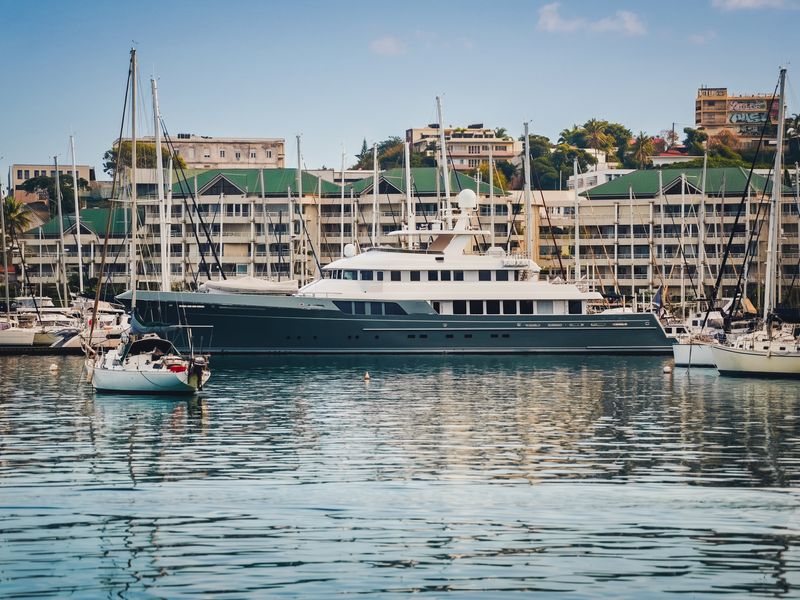 Grand yacht à coque sombre amarré dans la marina Port du Sud