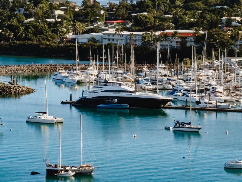 Yacht à moteur à coque noire amarré dans la marina Port du Sud, baie de l'Orphelinat