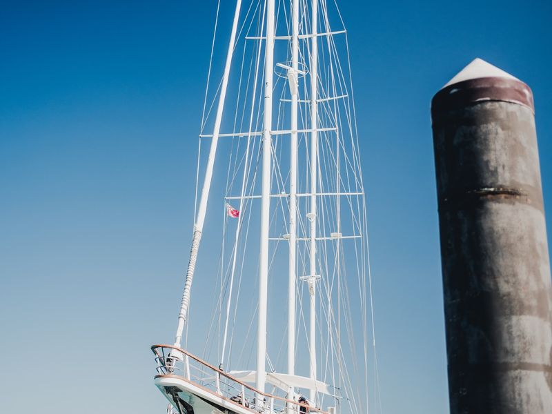 Voilier trois-mâts amarré au ponton de la marina Port du Sud