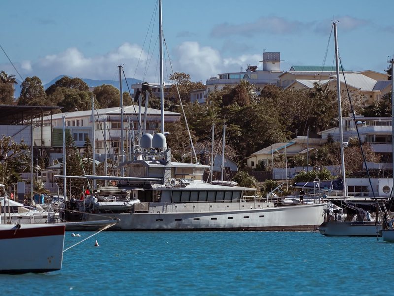 Yacht d'expédition amarré à la marina Port du Sud, vu depuis la baie de l'Orphelinat