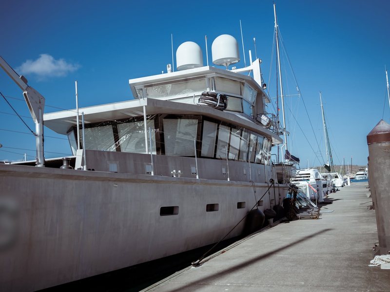 Yacht d'expédition le long du ponton visiteurs de la marina Port du Sud